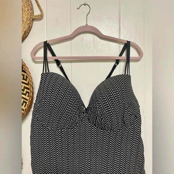 6th&Lane Black and White Zigzag Swimsuit Top Size 44DD - Picture 2 of 5